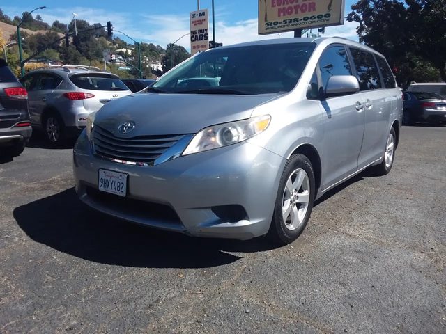 2017 Toyota Sienna LE FWD photo
