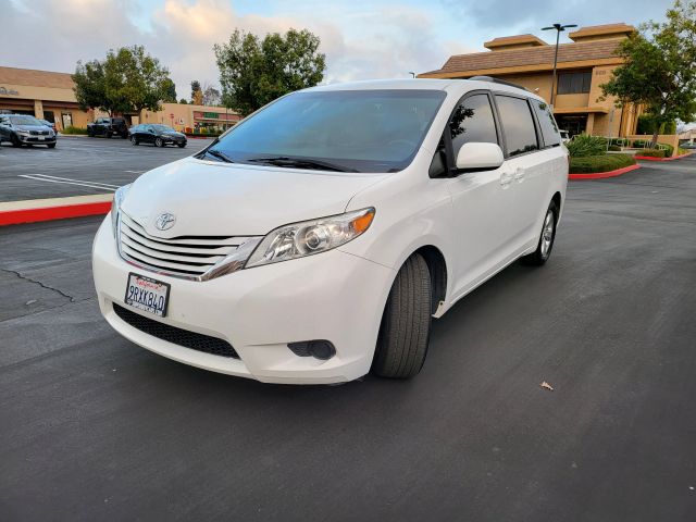 2017 Toyota Sienna LE FWD photo