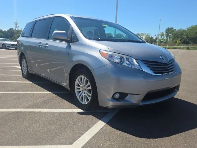 2017 Toyota Sienna XLE FWD photo