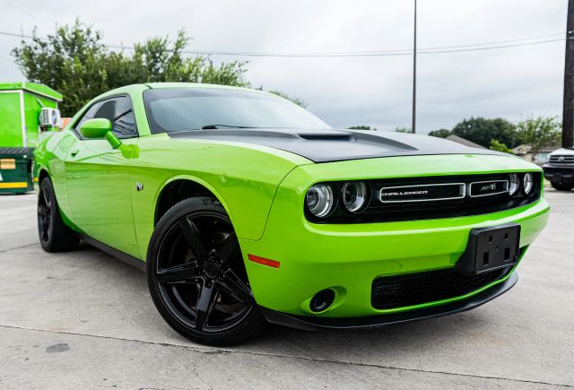 2017 Dodge Challenger SXT RWD photo