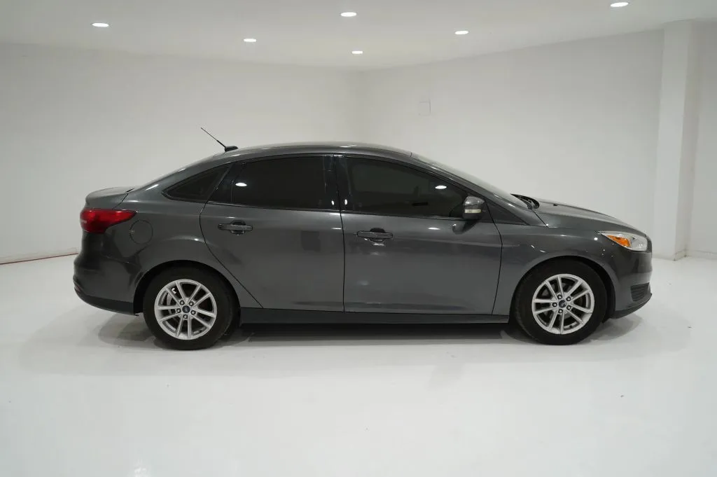2017 Ford Focus SE FWD photo