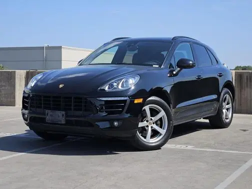 2017 Porsche Macan  AWD photo