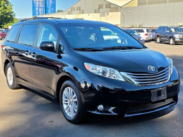 2017 Toyota Sienna XLE FWD photo