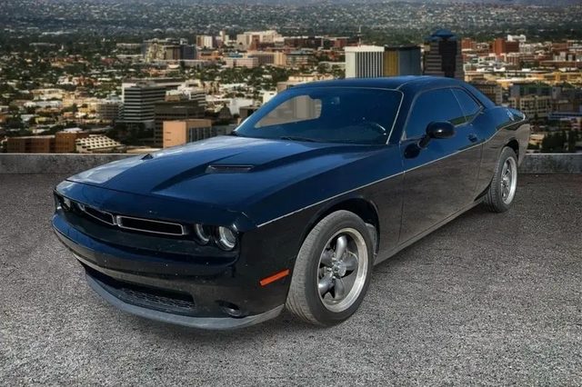 2017 Dodge Challenger SXT RWD photo