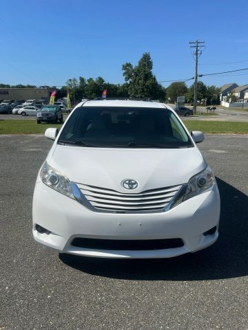 2017 Toyota Sienna LE FWD photo