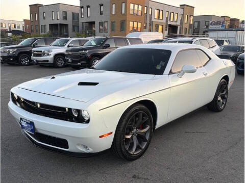 2017 Dodge Challenger SXT Plus RWD photo