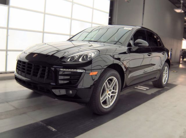 2017 Porsche Macan  AWD photo