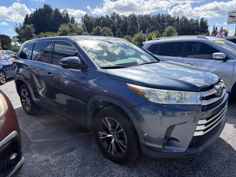 2017 Toyota Highlander LE FWD photo
