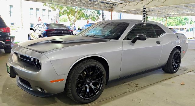 2017 Dodge Challenger SXT RWD photo