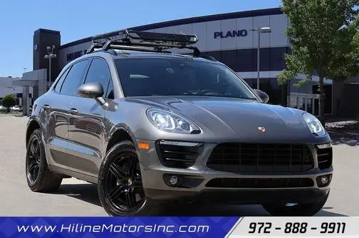 2017 Porsche Macan  AWD photo