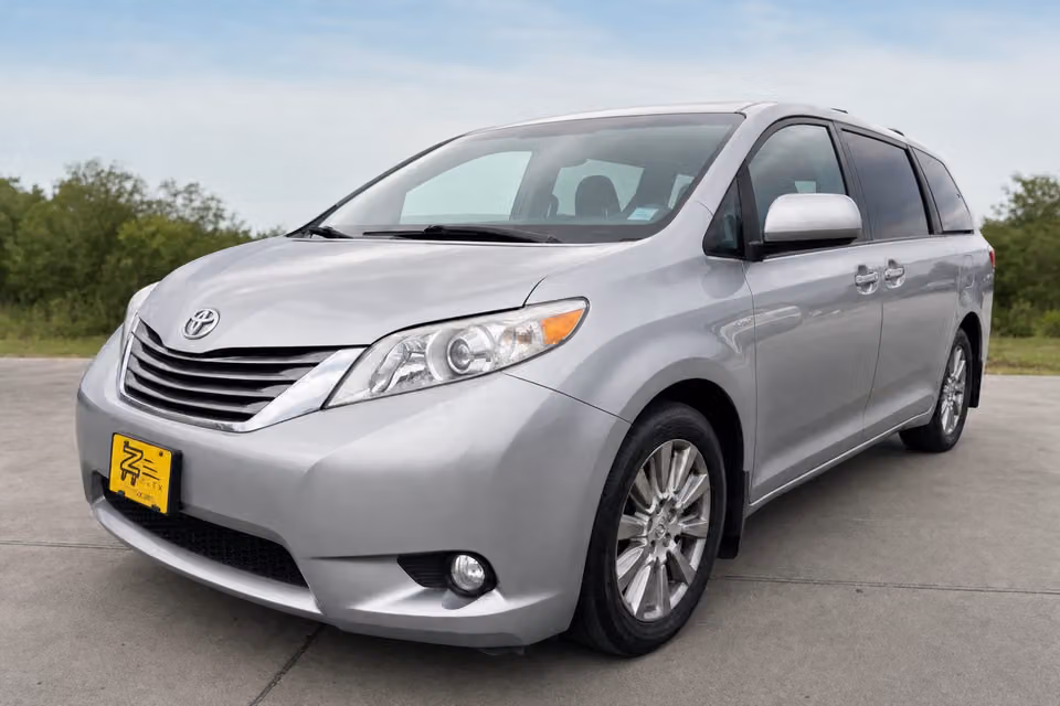 2017 Toyota Sienna XLE Premium AWD photo