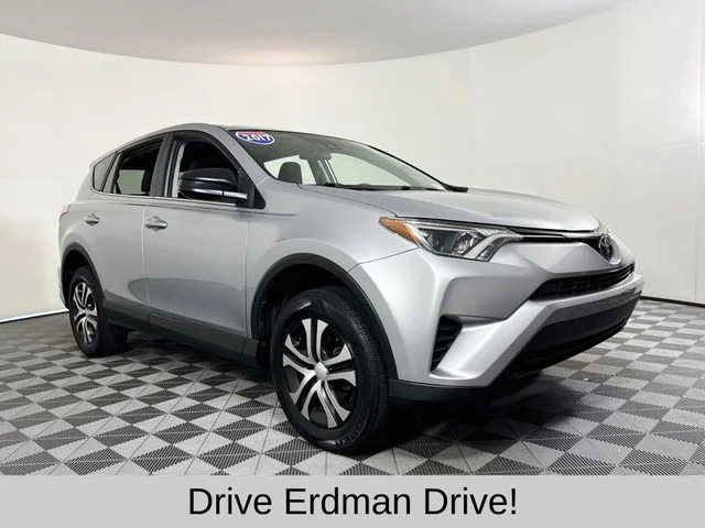 2017 Toyota RAV4 LE FWD photo