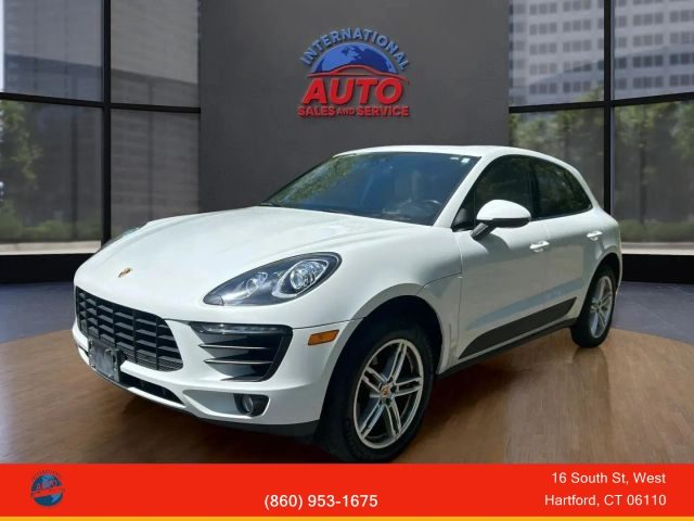 2017 Porsche Macan  AWD photo