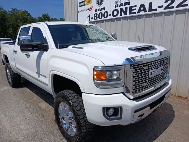 2017 GMC Sierra 2500HD Denali 4WD photo