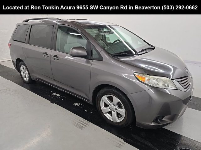 2017 Toyota Sienna LE FWD photo