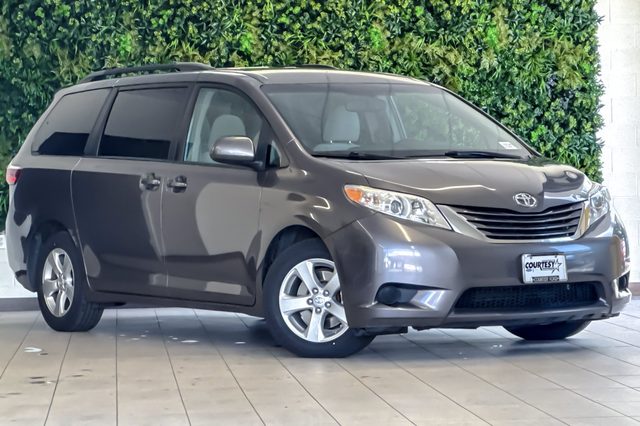 2017 Toyota Sienna LE FWD photo