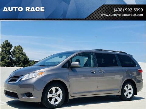 2017 Toyota Sienna LE FWD photo
