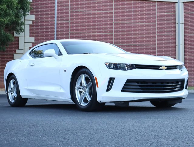 2017 Chevrolet Camaro 1LT RWD photo