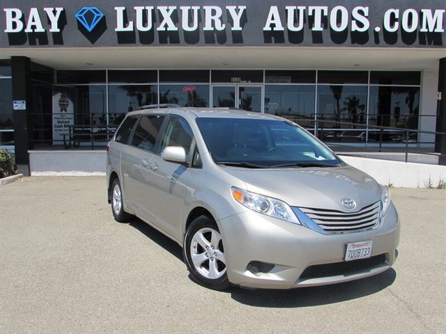 2017 Toyota Sienna LE FWD photo