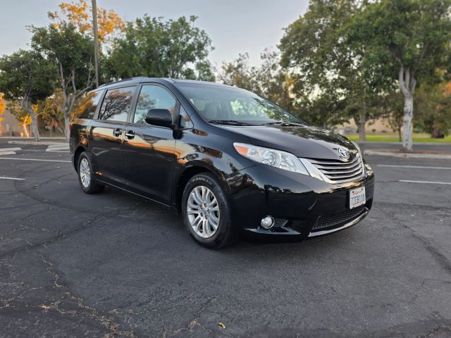 2017 Toyota Sienna XLE FWD photo