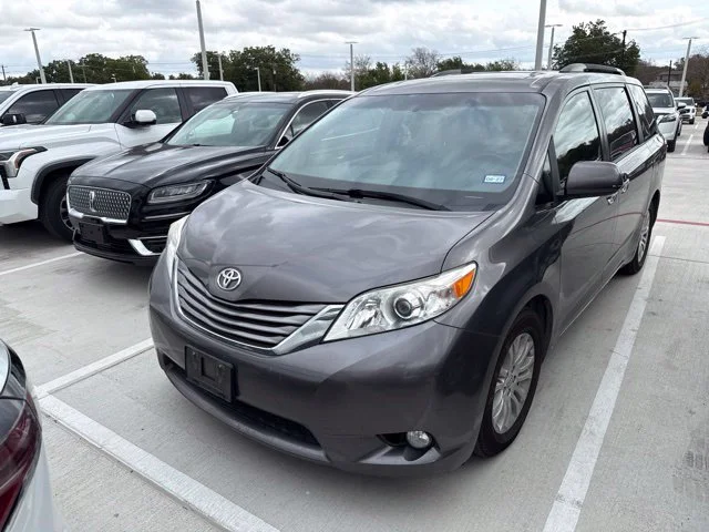 2017 Toyota Sienna XLE Premium FWD photo