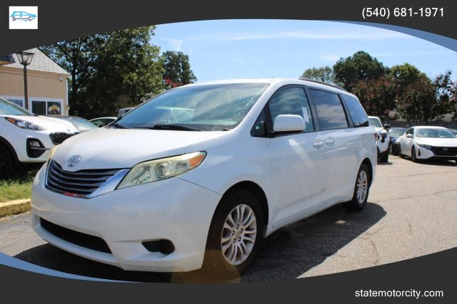 2017 Toyota Sienna XLE FWD photo