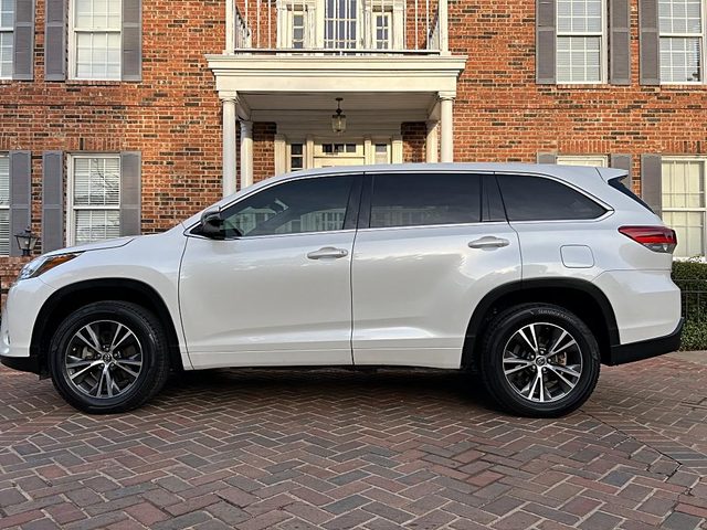 2017 Toyota Highlander LE Plus FWD photo