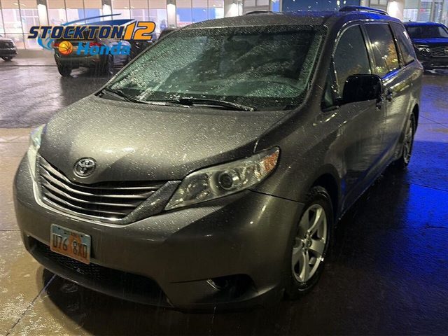 2017 Toyota Sienna LE FWD photo
