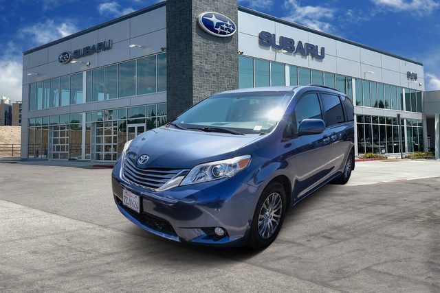 2017 Toyota Sienna XLE FWD photo