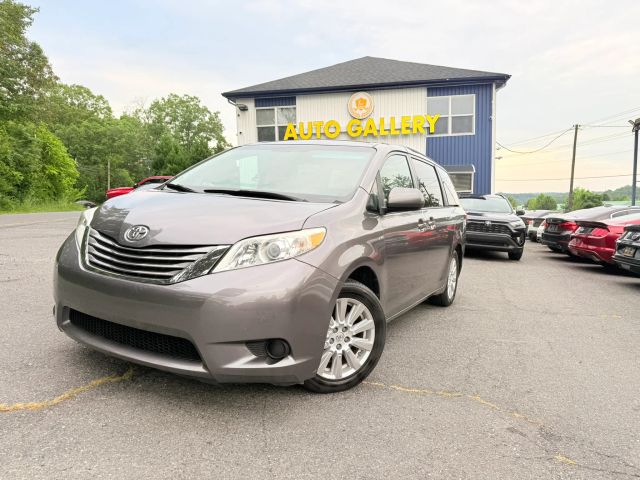2017 Toyota Sienna LE AWD photo