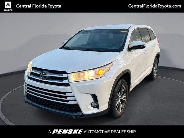 2017 Toyota Highlander LE Plus FWD photo
