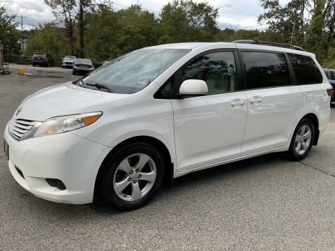 2017 Toyota Sienna LE FWD photo