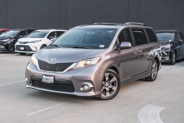 2017 Toyota Sienna SE Premium FWD photo