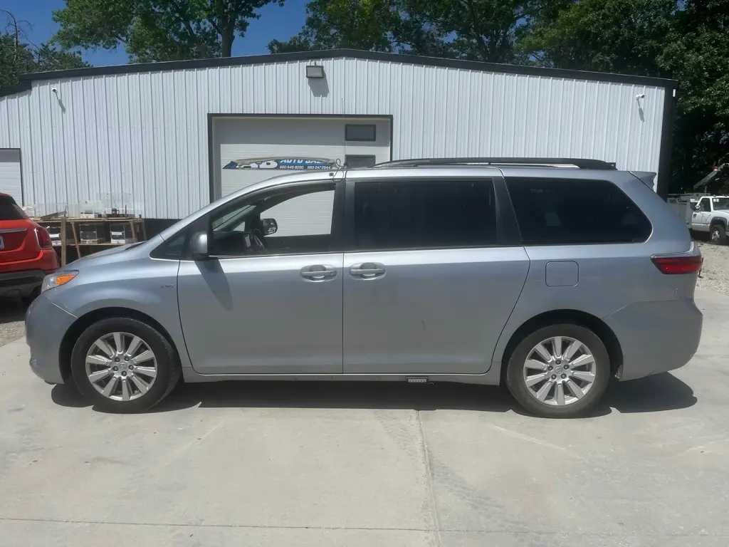 2017 Toyota Sienna LE AWD photo