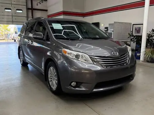 2017 Toyota Sienna XLE FWD photo