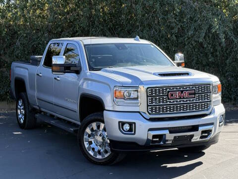 2018 GMC Sierra 2500HD Denali 4WD photo
