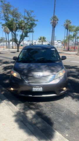 2017 Toyota Sienna XLE FWD photo