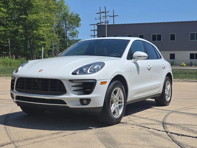 2018 Porsche Macan  AWD photo