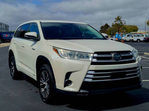 2018 Toyota Highlander Hybrid LE AWD photo