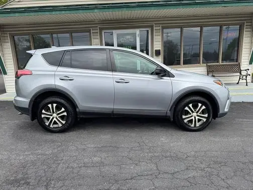 2018 Toyota RAV4 LE AWD photo
