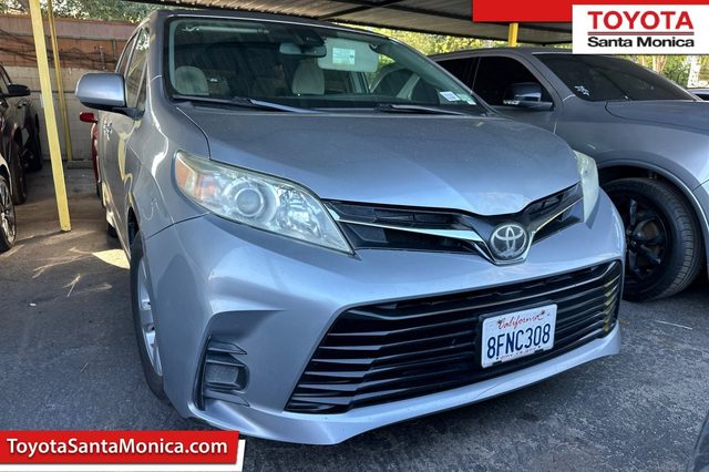 2018 Toyota Sienna LE FWD photo