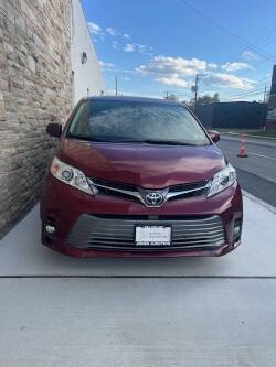 2018 Toyota Sienna XLE FWD photo
