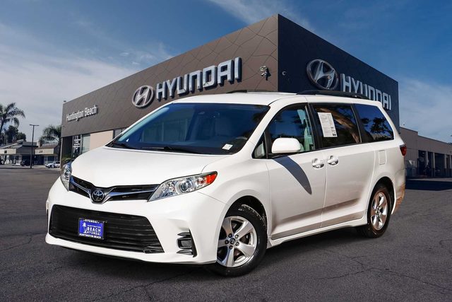 2018 Toyota Sienna LE FWD photo