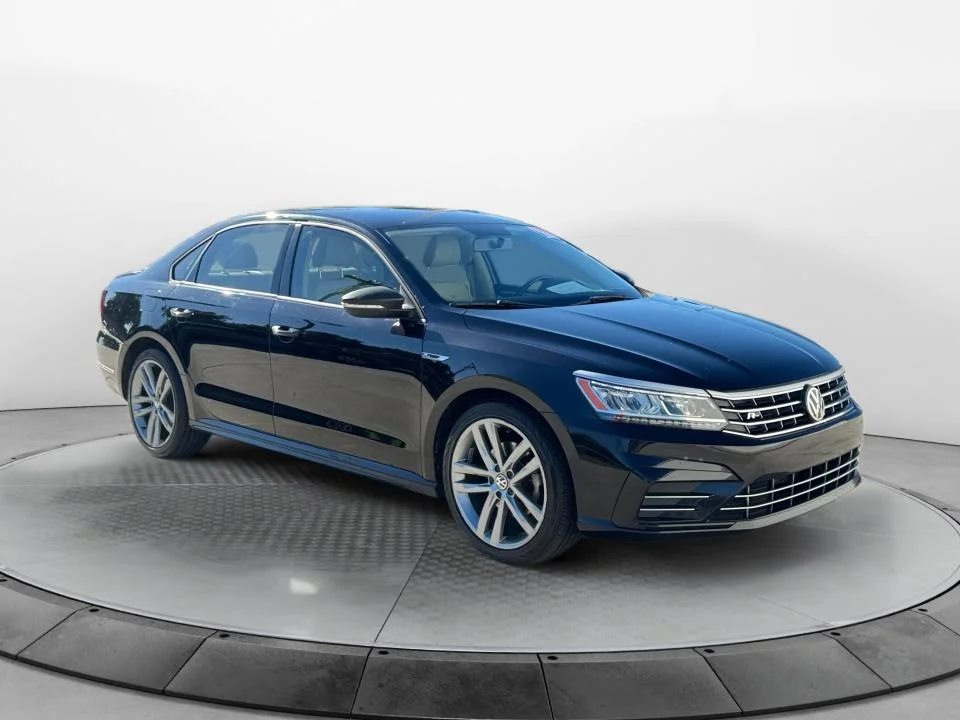 2018 Volkswagen Passat R-Line FWD photo