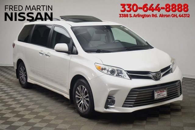 2018 Toyota Sienna XLE FWD photo