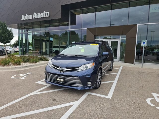 2018 Toyota Sienna XLE FWD photo