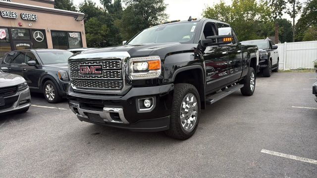2018 GMC Sierra 2500HD Denali 4WD photo