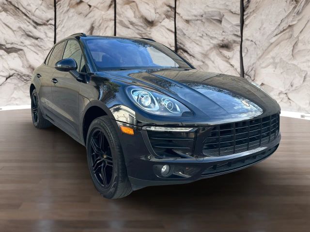 2018 Porsche Macan  AWD photo