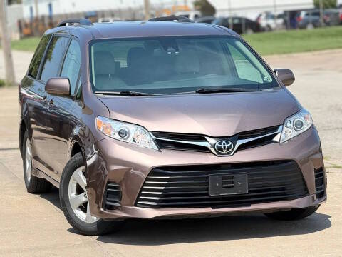 2018 Toyota Sienna LE FWD photo
