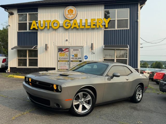 2017 Dodge Challenger SXT RWD photo